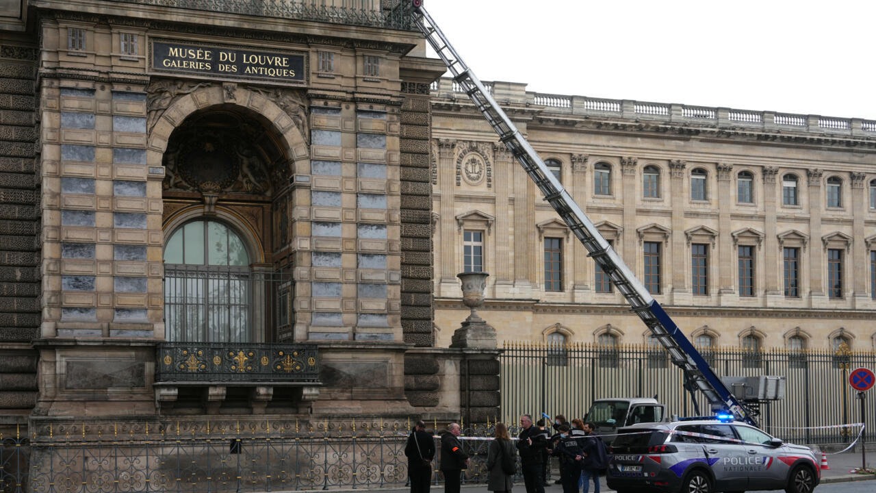 Daylight heist at the Louvre