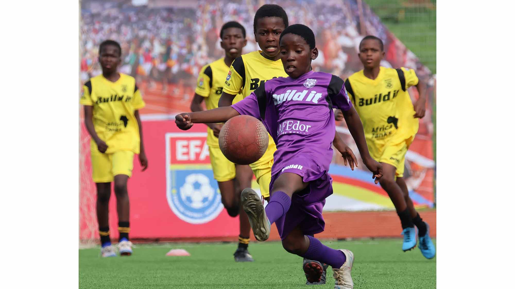 Mbabane Build it Under-13s’ Siyabonga Kunene brings the ball under control in the finals of the Build it National Championships. 