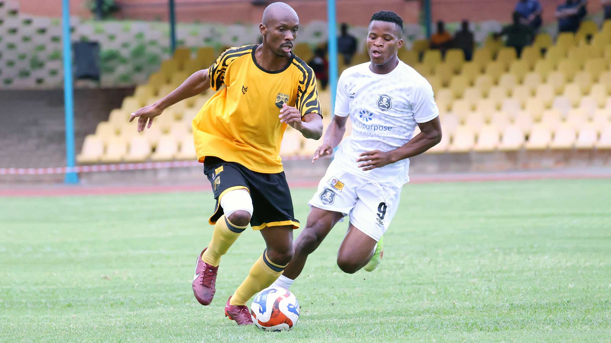 Malanti Chiefs’ Zipho Ngcobo dashes away from Moneni Pirates’ Senanelo Nkambule in their week eight fixtures, which ended in a goalless draw. (Pic: Melusi Mkhabela)