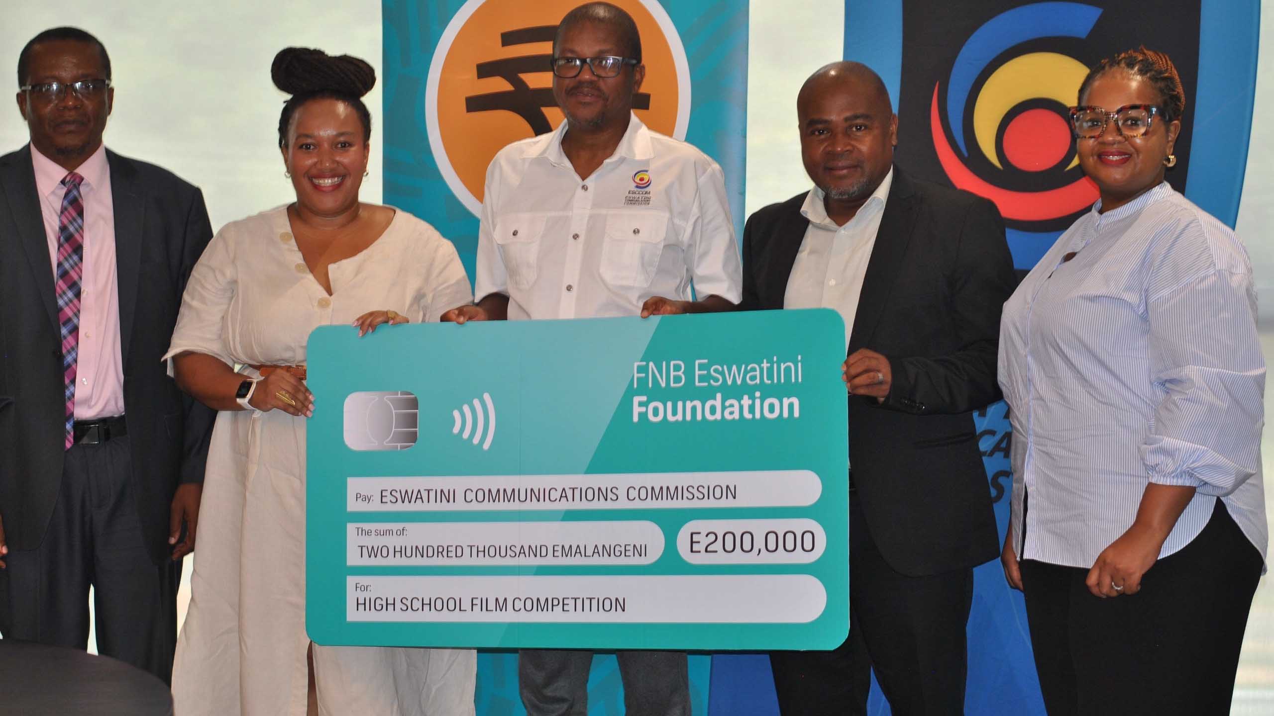 The E200 000 replica cheque being presented to ESCCOM by the FNB Eswatini Foundation for the competition. (Pic: Phumlile Msibi)