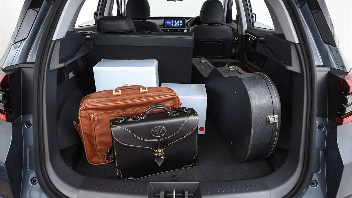 It comes with ample and smart storage space.